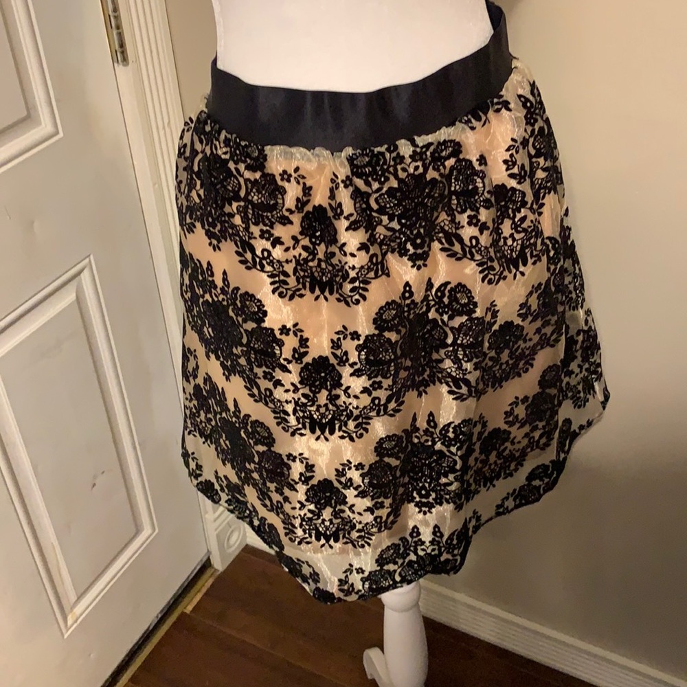 Sheer flowered skirt with lining